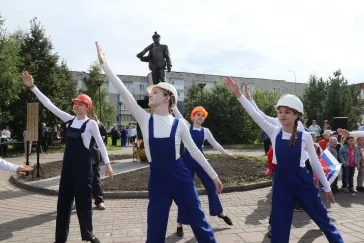 Фото: В Анжеро-Судженске открыли легендарный памятник: деньги на него собирал весь город 3