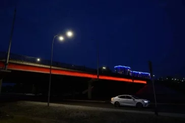 Фото: В Кемерове начали тестировать подсветку Кузбасского моста 3