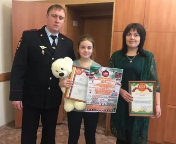 Фото: Кузбасская школьница получила благодарность от полиции за снятое на мобильный видео 1