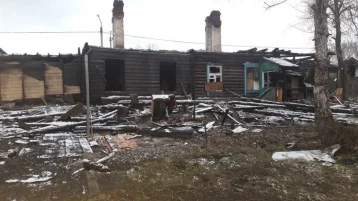 Фото: Дети играют в сгоревшем доме: кемеровчане опасаются трагедии 1