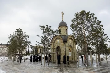 Фото: В кемеровском Парке Ангелов прошла заупокойная служба в память о погибших в «Зимней вишне» 1