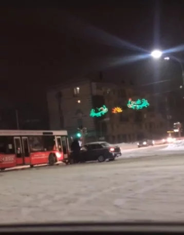 Фото: В Кемерове столкнулись автобус и легковой автомобиль: есть пострадавшие 1