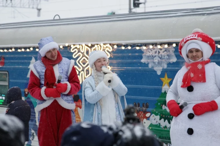 Фото: Поезд приехал: кузбасские дети смогли познакомиться с главным Дедом Морозом России 4