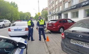 В Екатеринбурге мужчина на электросамокате врезался в припаркованный автомобиль и погиб