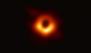 Фото: Учёные получили первый в истории снимок чёрной дыры 1