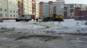 Фото: Специалисты устраняют аварию на водоводе, произошедшую на Радуге в Кемерове 1