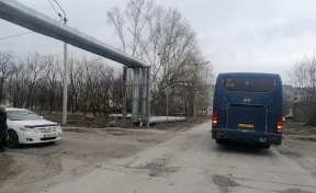 Иномарка столкнулась с автобусом в Кузбассе: ГИБДД ищет очевидцев