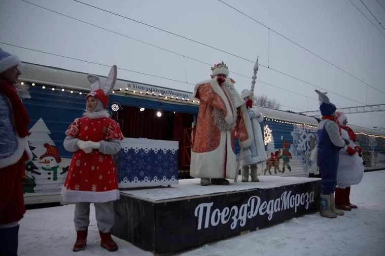 Фото: Поезд приехал: кузбасские дети смогли познакомиться с главным Дедом Морозом России 5