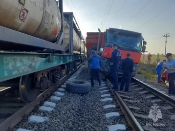 Фото: В Башкирии водитель грузовика пострадал при столкновении с поездом 1