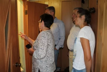 Фото: Жительница Кузбасса пригласила к себе домой главу города, не достучавшись до УК 2