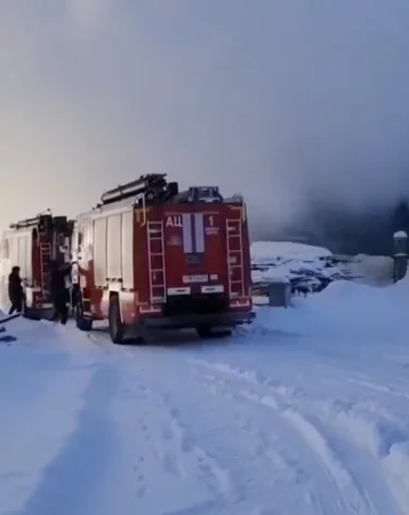 В Новосибирской области загорелся склад с пиломатериалами на площади 1800 квадратных метров