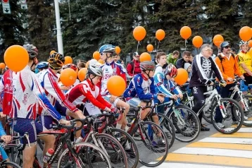 Фото: Сотни велосипедистов проехали по Кемерову в День города 1
