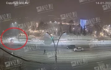 Фото: В Кемерове джип снёс ограждение в Парке Ангелов: происшествие попало на видео 1