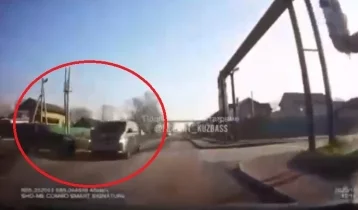 Фото: Момент тройного ДТП с двумя «перевёртышами» в Кемерове попал на видео 1
