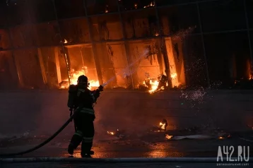 Фото: Горящее производственное здание в Кемерове тушили пять пожарных машин 1