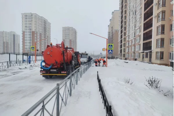 В Кемерове из-за аварии на сетях вода залила Притомский проспект