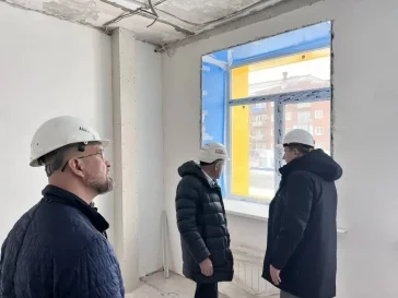 Фото: Замгубернатора Кузбасса проверил ремонт детсада в Гурьевске за 140 млн рублей 1