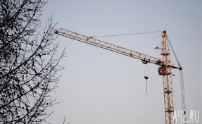 Работу опасного башенного крана в Кузбассе приостановили