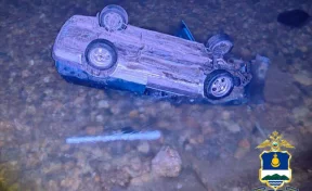 В Бурятии автомобиль с пятью подростками слетел с дороги в Байкал