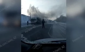 В Кемерове на трассе загорелся автовоз с легковыми автомобилями