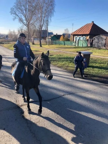 Фото: Сергей Цивилёв с женой на лошадях совершили объезд Рудничного района Кемерова 2