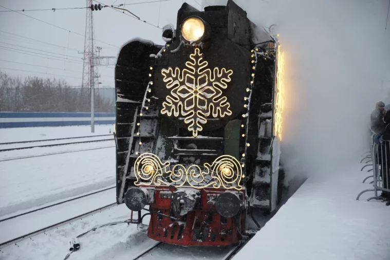 Фото: Поезд приехал: кузбасские дети смогли познакомиться с главным Дедом Морозом России 2