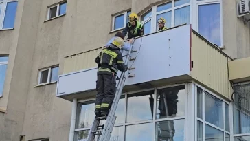 Фото: В Кемерове женщина упала из окна третьего этажа на козырёк медклиники 3