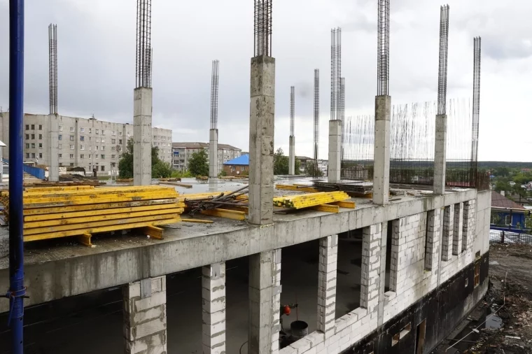 Фото: «Полнейший бардак!»: Сергей Цивилёв осмотрел строительную площадку школы в кузбасском городе 2