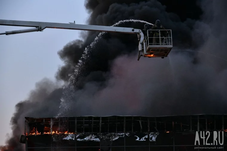Фото: Как загорелся автосалон: хроника пожара в Кемерове глазами очевидцев 2