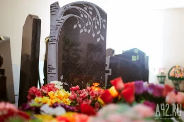 Фото: Очевидцы: вандалы разгромили более 10 могил на кладбище в Кузбассе 1