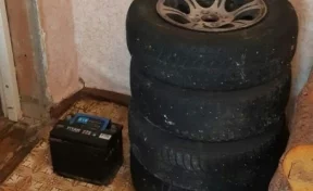 В Кемерове с припаркованного во дворе автомобиля сняли колёса 