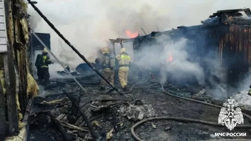 Фото: В Новокузнецком округе загорелись частный дом и постройки 1