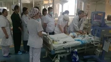 Фото: В Китае 30 врачей в течение пяти часов спасали умирающего ребёнка  1