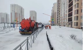 В Кемерове из-за аварии на сетях вода залила Притомский проспект