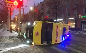 В Петрозаводске машина скорой помощи перевернулась на бок после столкновения с внедорожником, есть пострадавшие