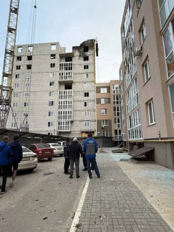 Фото: В Ельце один БПЛА попал в строящуюся секцию дома, другой упал на парковке 1