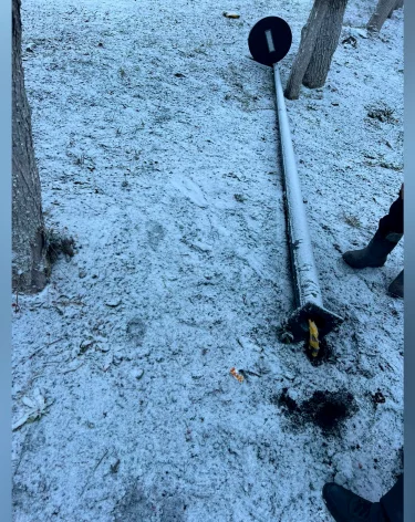 В Кузбассе вандалы с корнем выдрали фонарь на «Топкинском Арбате»