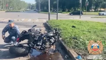 Фото: В Салавате мотоциклист врезался в ритуальный автомобиль и погиб 1
