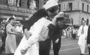 Скончался герой легендарного снимка «Поцелуй на Таймс-сквер»