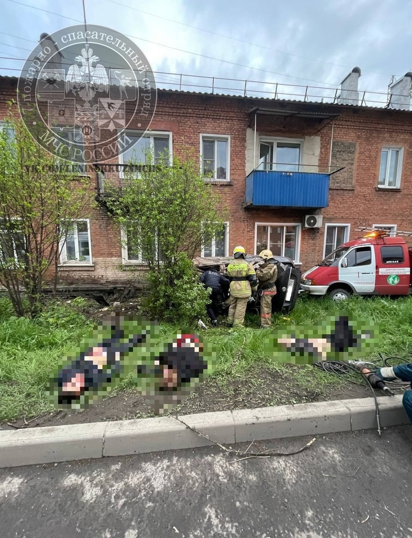 Один погиб, трое пострадали: спасатели показали кадры с места жуткого ДТП в Кузбассе