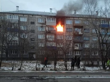 Фото: В Кузбассе росгвардеец вынес маленькую девочку из горящего дома 1