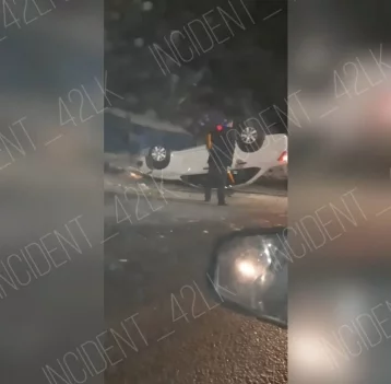 Фото: В кузбасском городе автомобиль врезался в сугроб и перевернулся  1