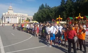Кузбассовцы сразились на площади Советов в уличный баскетбол