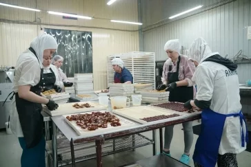 Фото: Губернатор Кузбасса проверил работу СПК по производству иван-чая и варенья из шишек 1