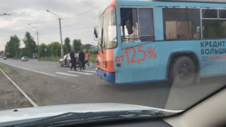 Фото: В Кемерове столкнулись троллейбус и KIA Rio 2