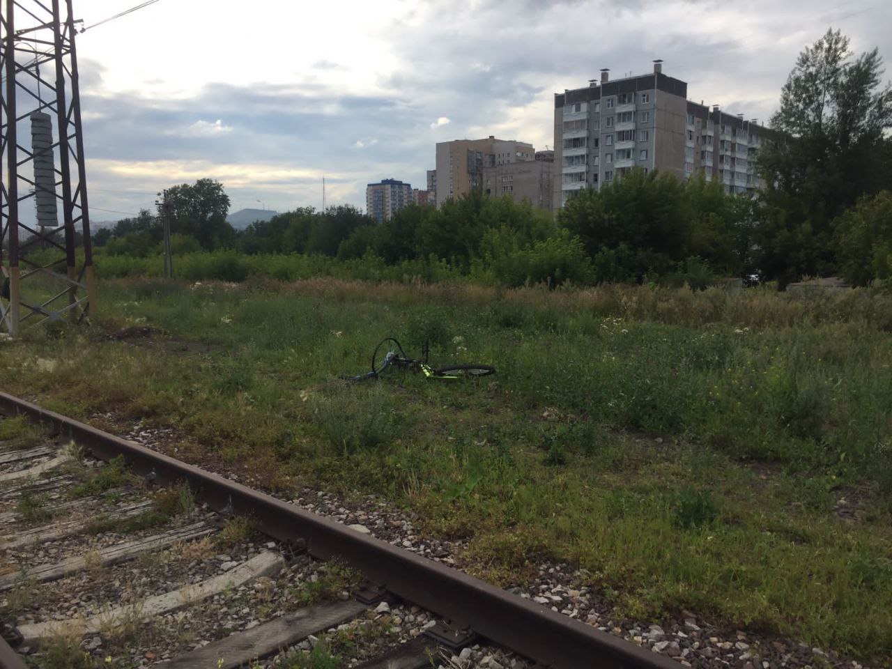 В Красноярске 18-летний велосипедист в наушниках погиб под колёсами поезда
