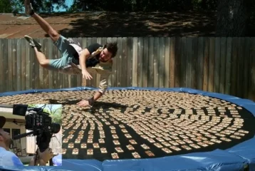 Фото: Британец снял на видео собственный прыжок на батут с тысячей мышеловок 1