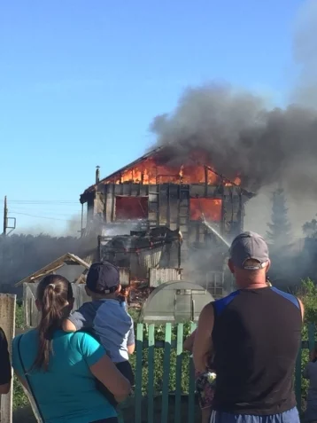 Фото: Пожар в коттедже на Металлплощадке попал на видео 1