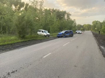 Фото: В Кузбассе четыре человека получили травмы в серьёзном ДТП с вылетевшим на встречную полосу автомобилем 1