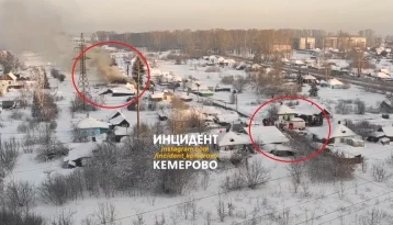 Фото: «Был сильный взрыв»: очевидцы сняли на видео пожар в частном доме в Кемерове 1